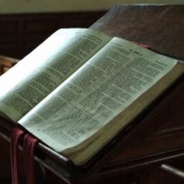 Un român a incendiat o Biblie, la Roma, în timpul slujbei oficiate de Papa Benedict Un român a incendiat o Biblie, la Roma, în timpul slujbei oficiate de Papa Benedict