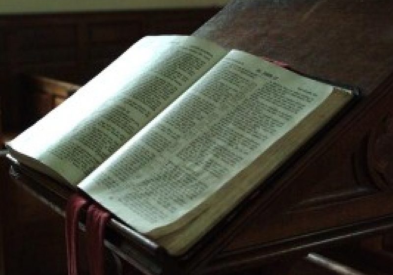 Un român a incendiat o Biblie, la Roma, în timpul slujbei oficiate de Papa Benedict