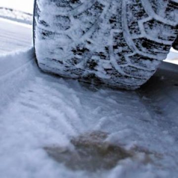 Poţi să iei amendă dacă ai cauciucuri "all seasons". Ce inscripţie trebuie să aibă anvelopele de iarnă