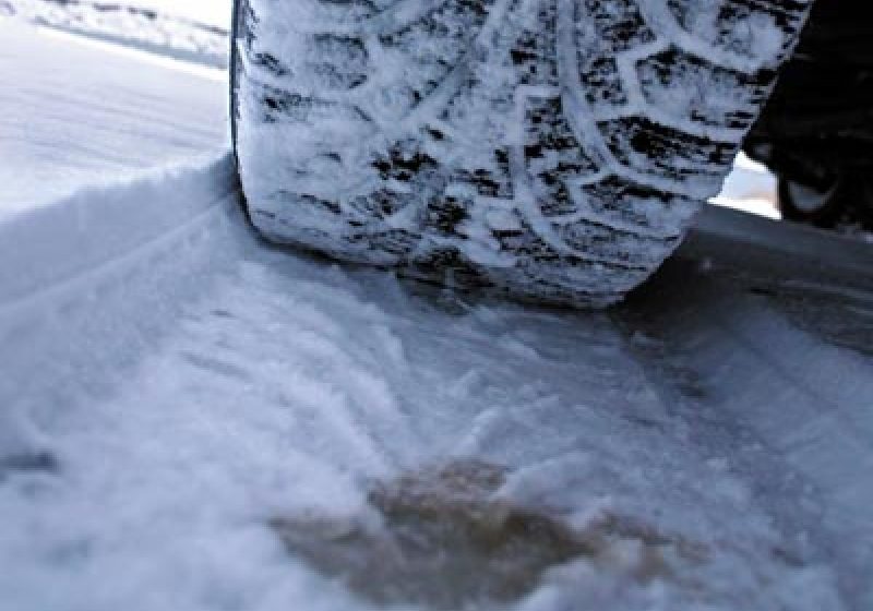 Poţi să iei amendă dacă ai cauciucuri "all seasons". Ce inscripţie trebuie să aibă anvelopele de iarnă