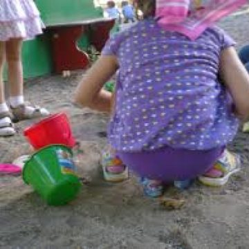 SIGHET: O fetiţă de 4 ani a fost agresată de o vecină, în timp ce se juca cu alţi copii în faţa blocului SIGHET: O fetiţă de 4 ani a fost agresată de o vecină, în timp ce se juca cu alţi copii în faţa blocului