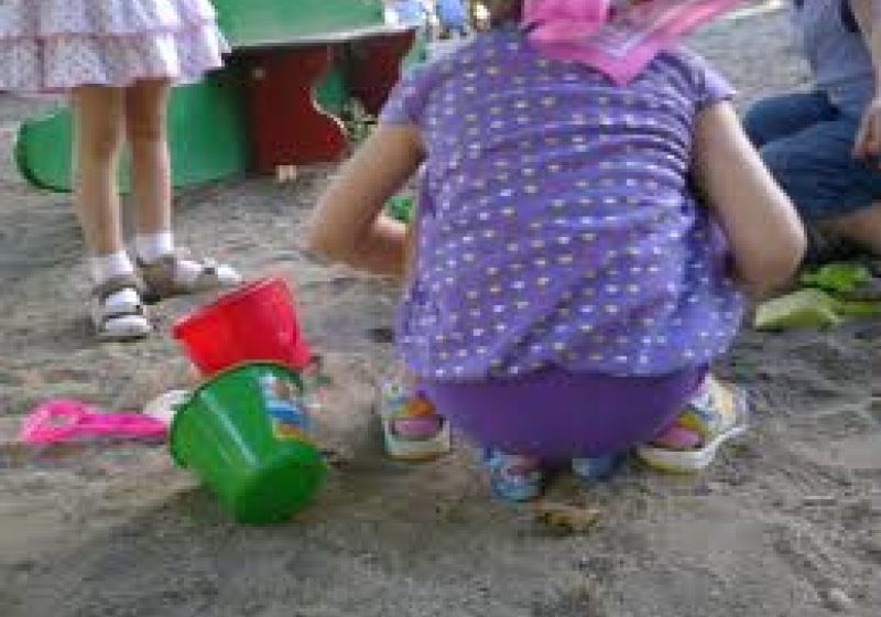 SIGHET: O fetiţă de 4 ani a fost agresată de o vecină, în timp ce se juca cu alţi copii în faţa blocului