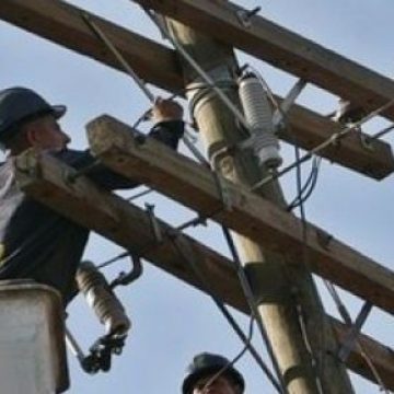 SIGHET:  Dacă nu îşi vor încheia contract cu Electrica, mai multe familii din cartierul Unirii riscă să rămână pe întuneric