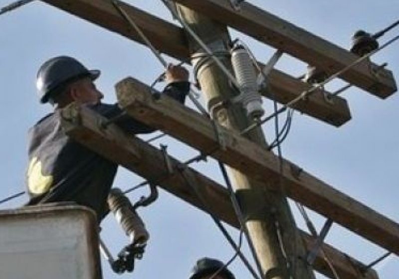 SIGHET:  Dacă nu îşi vor încheia contract cu Electrica, mai multe familii din cartierul Unirii riscă să rămână pe întuneric