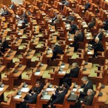 Deputaţii au adoptat tacit modificarea legii ANI