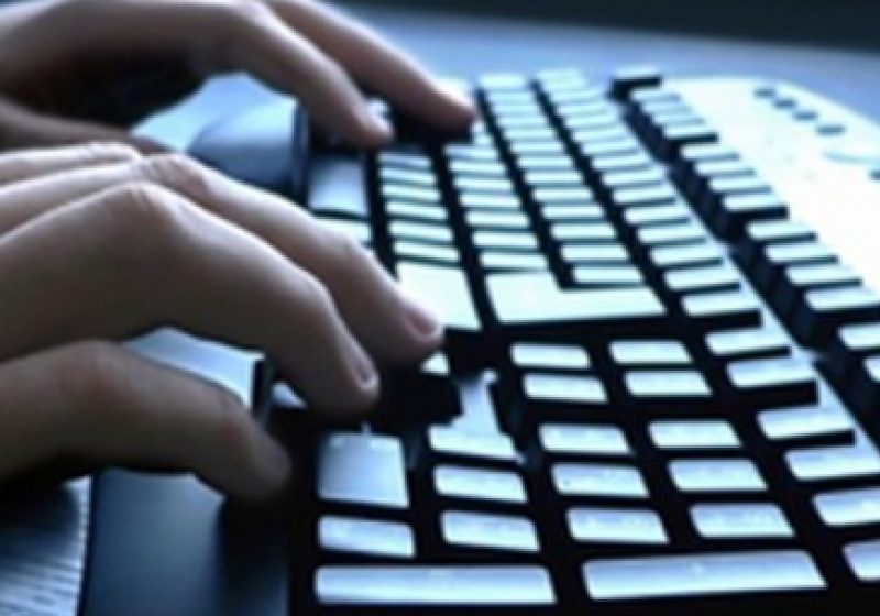Doi tineri din Baia Mare cercetaţi pentru infracţiuni informatice cu prejudiciu de 100 000 lei Doi tineri din Baia Mare cercetaţi pentru infracţiuni informatice cu prejudiciu de 100 000 lei