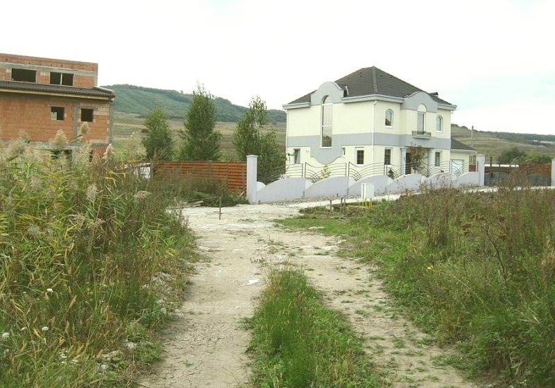SIGHET: Scandalul iscat intre vecinii care se cearta pentru un drum de servitute a luat amploare astazi