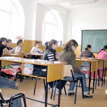 După doar şase săptămâni de şcoală, preşcolarii şi elevii din învăţământul primar intră într-o mini vacanţă