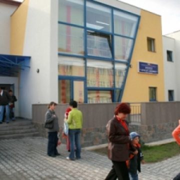 Din cauza neglijenţei educatoarelor, un copil de doar patru ani a cazut de la etajul I al Gradinitei “Otilia Cazimir” din Baia Mare