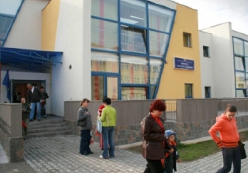 Din cauza neglijenţei educatoarelor, un copil de doar patru ani a cazut de la etajul I al Gradinitei “Otilia Cazimir” din Baia Mare Din cauza neglijenţei educatoarelor, un copil de doar patru ani a cazut de la etajul I al Gradinitei “Otilia Cazimir” din Baia Mare