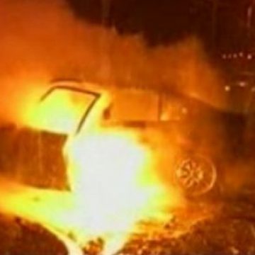 Poliţiştii din Strâmtura cercetează doi tineri bănuiţi că au incendiat un autoturism