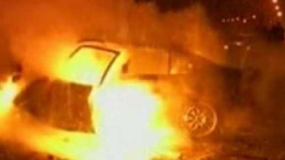 Poliţiştii din Strâmtura cercetează doi tineri bănuiţi că au incendiat un autoturism Poliţiştii din Strâmtura cercetează doi tineri bănuiţi că au incendiat un autoturism