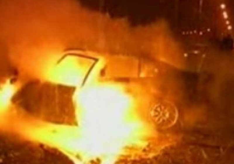 Poliţiştii din Strâmtura cercetează doi tineri bănuiţi că au incendiat un autoturism