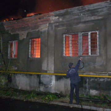 Baia Mare: O societate comercială din Baia Mare a fost distrusă de flăcări Baia Mare: O societate comercială din Baia Mare a fost distrusă de flăcări