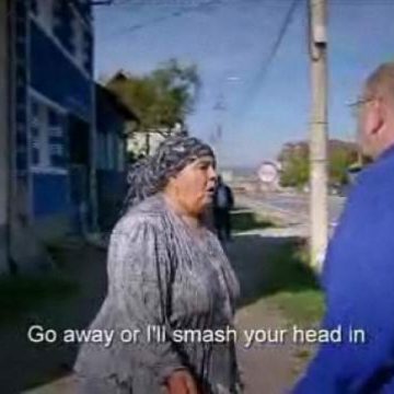 Jurnalist BBC agresat de o ţigancă Jurnalist BBC agresat de o ţigancă