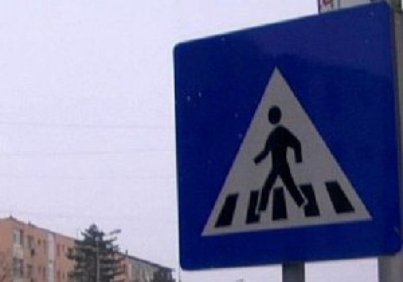Baia Mare: Mamă şi fiică accidentate în timp ce traversau strada de o conducătoare auto Baia Mare: Mamă şi fiică accidentate în timp ce traversau strada de o conducătoare auto