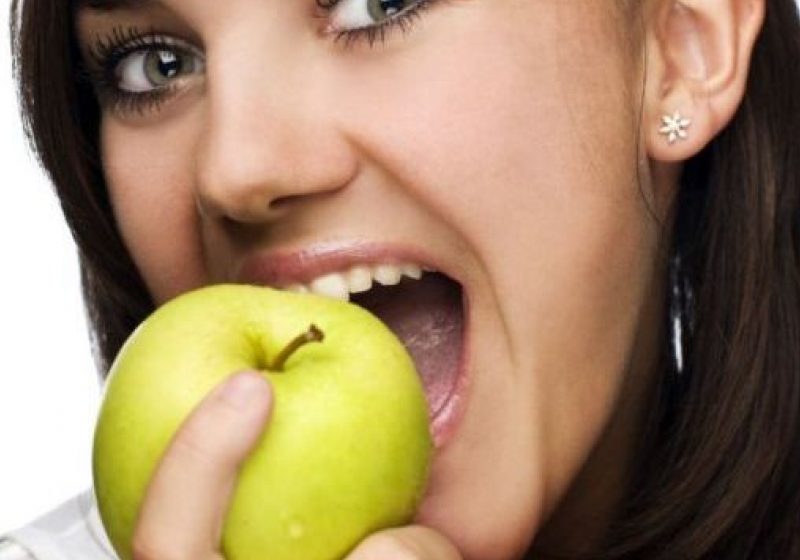 Merele mai nocive pentru dinţi decât băuturile carbogazoase
