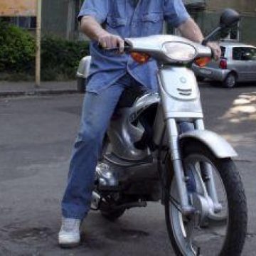 Tânăr de 15 ani din Baia Mare a sustras un moped în valoare de 1 400 de lei Tânăr de 15 ani din Baia Mare a sustras un moped în valoare de 1 400 de lei