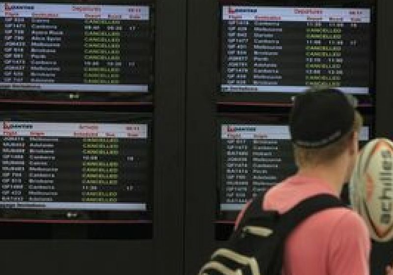 70.000 pasageri blocaţi pe aeroporturi în urma conflictului de la Qantas 70.000 pasageri blocaţi pe aeroporturi în urma conflictului de la Qantas