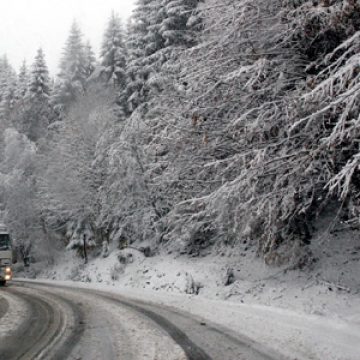În Pasul Tihuţa ninge. Drumarii au împrăştiat pe şosea 12 tone de antiderapant