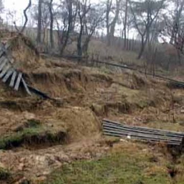 Patru gospodării afectate de o alunecare de teren în Finteuşu Mare