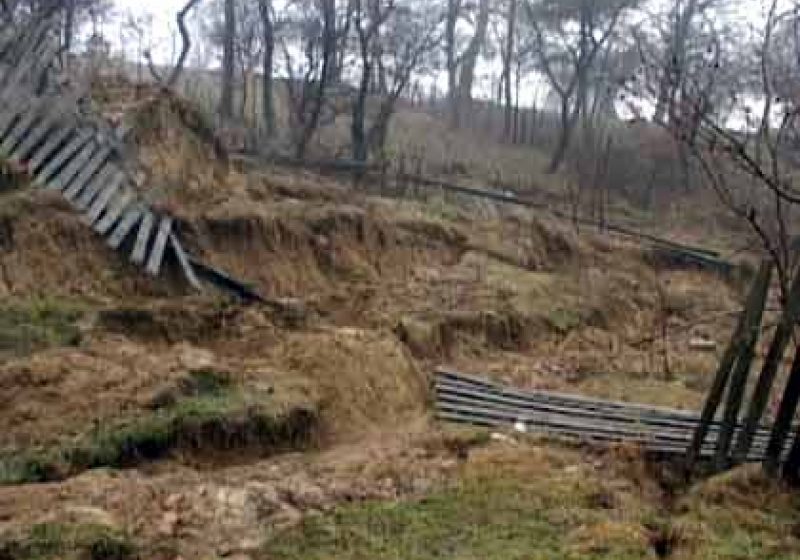 Patru gospodării afectate de o alunecare de teren în Finteuşu Mare