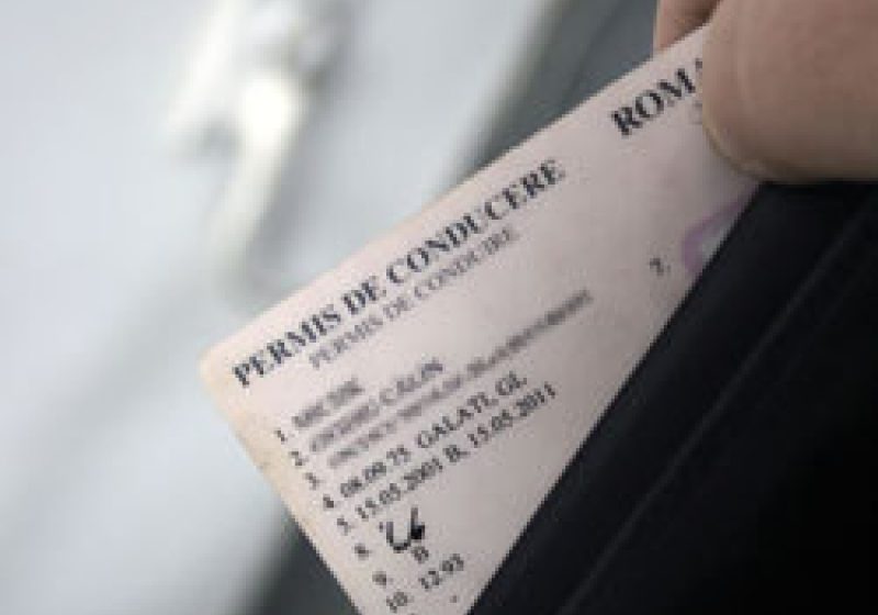 Codul Rutier: Permisul de conducere, retras de Poliţie la sesizarea medicului de familie dacă un specialist semnalează afecţiuni medicale