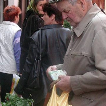 Peste 150 de pensionari au făcut împrumuturi la CAR pentru a-şi putea cumpăra murături Peste 150 de pensionari au făcut împrumuturi la CAR pentru a-şi putea cumpăra murături