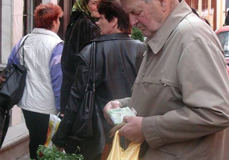 Peste 150 de pensionari au făcut împrumuturi la CAR pentru a-şi putea cumpăra murături