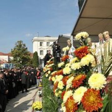 Mii de oameni asistă la slujba liturgică oficiată cu prilejul prăznuirii hramului Sf. Parascheva Mii de oameni asistă la slujba liturgică oficiată cu prilejul prăznuirii hramului Sf. Parascheva