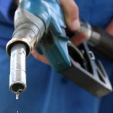 SIGHET: Preţurile carburanţilor îi îngrozesc pe majoritatea sighetenilor, care acum, mai mult decat oricand, sunt nevoiti sa alimenteze din Ucraina