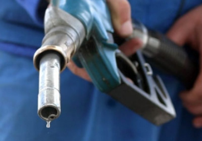SIGHET: Preţurile carburanţilor îi îngrozesc pe majoritatea sighetenilor, care acum, mai mult decat oricand, sunt nevoiti sa alimenteze din Ucraina