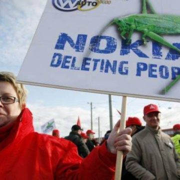 Protest spontan la fabrica Nokia de la Jucu: Zeci de angajaţi de la pază, nemulţumiţi că nu ştiu ce se va întâmpla cu locurile lor de muncă