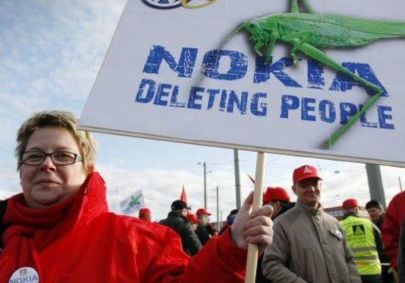 Protest spontan la fabrica Nokia de la Jucu: Zeci de angajaţi de la pază, nemulţumiţi că nu ştiu ce se va întâmpla cu locurile lor de muncă Protest spontan la fabrica Nokia de la Jucu: Zeci de angajaţi de la pază, nemulţumiţi că nu ştiu ce se va întâmpla cu locurile lor de muncă