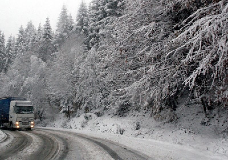 Vine ploaia şi frigul: Poliţiştii recomandă şoferilor prudenţă şi adaptarea vitezei în funcţie de condiţiile meteo