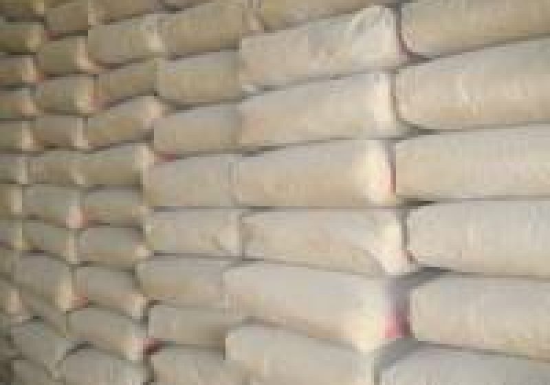 300 kg de ciment „căzuţi” dintr-o autoutilară în curtea unui localnic din Strîmtura
