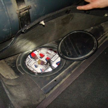 Autoturism blindat cu tigari, descoperit de poliţiştii maramureşeni Autoturism blindat cu tigari, descoperit de poliţiştii maramureşeni