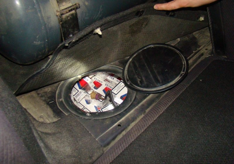Autoturism blindat cu tigari, descoperit de poliţiştii maramureşeni Autoturism blindat cu tigari, descoperit de poliţiştii maramureşeni