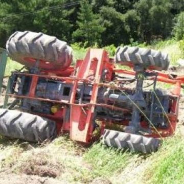 Pe fondul consumului de alcool la volan şi din lipsă de experienţă un conducător auto s-a răsturnat cu tractorul, rănindu-se