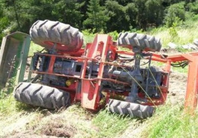 Pe fondul consumului de alcool la volan şi din lipsă de experienţă un conducător auto s-a răsturnat cu tractorul, rănindu-se