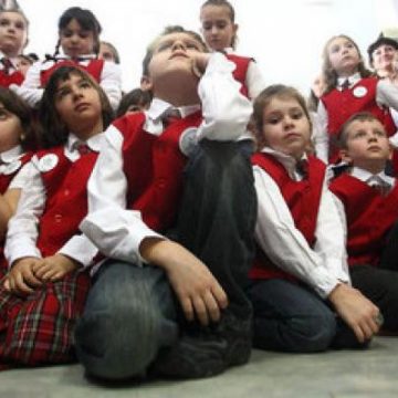 Maramureşenii doresc introducerea uniformei şcolare obligatorii şi paza unităţilor de învăţământ Maramureşenii doresc introducerea uniformei şcolare obligatorii şi paza unităţilor de învăţământ