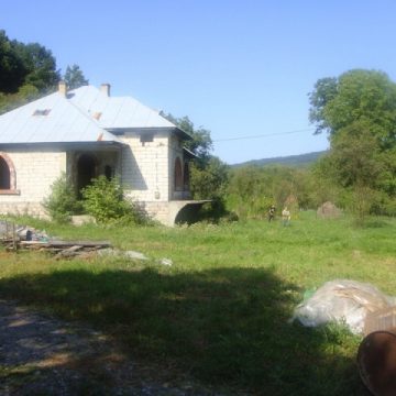 Vand casa la rosu + teren 1440mp