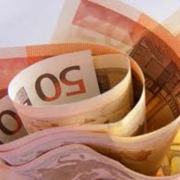 Veniturile şi cheltuielile populaţiei în trimestrul doi au crescut uşor faţă de trimestrul anterior