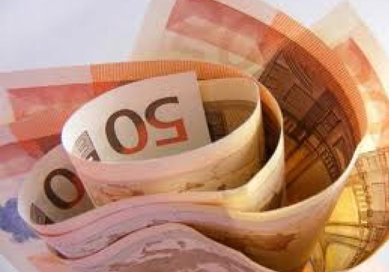 Veniturile şi cheltuielile populaţiei în trimestrul doi au crescut uşor faţă de trimestrul anterior Veniturile şi cheltuielile populaţiei în trimestrul doi au crescut uşor faţă de trimestrul anterior