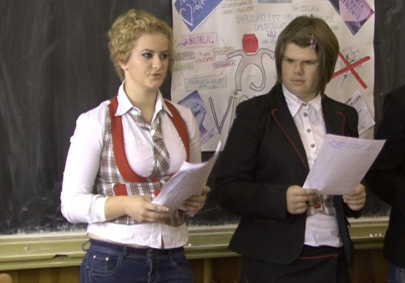 SIGHET: Violenţa în famile combătută azi cu argumente într-o întâlnire cu dascăli, părinţi, elevi şi psihologul liceului "Regele Ferdinand"