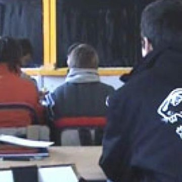 SIGHET: Zgribuliţi de frig la ore în sălile de clasă de la Liceul Taras Sevcenko