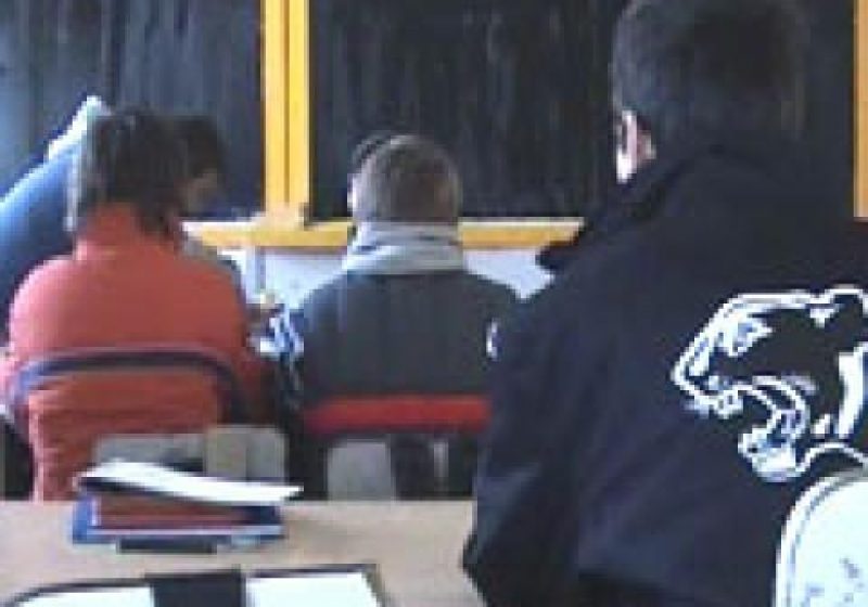 SIGHET: Zgribuliţi de frig la ore în sălile de clasă de la Liceul Taras Sevcenko