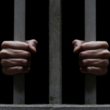 La Sighetu Marmaţiei, un bărbat de 27 ani a ajuns după gratii după ce poliţiştii l-au dovedit ca făptaş al  unei tâlhării rămasă iniţial cu autor necunoscut