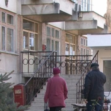 SIGHET: A intrat neobservat în incinta spitalului, s-a îmbrăcat în halat alb şi a sustras mai multe bunuri aparţinând pacienţilor SIGHET: A intrat neobservat în incinta spitalului, s-a îmbrăcat în halat alb şi a sustras mai multe bunuri aparţinând pacienţilor