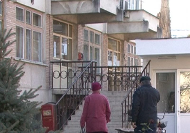 SIGHET: A intrat neobservat în incinta spitalului, s-a îmbrăcat în halat alb şi a sustras mai multe bunuri aparţinând pacienţilor SIGHET: A intrat neobservat în incinta spitalului, s-a îmbrăcat în halat alb şi a sustras mai multe bunuri aparţinând pacienţilor